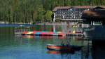 Idyllisch gelegene Wachstation der Wasserrettung des Bayerischen Roten Kreuz am Eibsee im Wettersteingebirge am Fu der Zugspitze. Im Hintergrund ein Tretbootverleih und das Hotel Eibsee. Die Flche des Sees betrgt 1,77 Quadratkilometer und somit ist fr Rettungseinstze auch ein schnelles Motorboot notwendig. Foto:04.10.2013