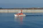 Das kleine Tochterboot Verena. Die Verena gehrt zum Seenotkreuzer Hermann Marwede. Hier fhrt es durch den Helgolnder Sdhafen. Aufgenommen am 10.10.2007