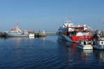 Viellos im Sdhafen von Helgoland. Am Ostdamm liegt die Hermann Marwede der DGzRS. Am Westdamm liegt der HSC Halunder Jet. Hinter ihm liegt das Tochterboot der Hermann Marwede. Auf genommen am 10.10.2007
