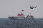 Seenotrettungsübung vor Sassnitz mit Seenotkreuzer   Harro Koebke  und Hubschrauber - 24.09.2017