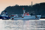 Bei abendlichem Gegenlicht nimmt der Seenotrettungskreuzer HARRO KOEBKE das Tochterboot NOTARIUS auf.