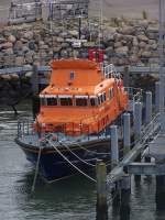 Das Irische  LIFEBOAT  Donald & Barbara Broadhead liegt im Hafen von Rosslare. Bemerkenswert sind die vielen Seile und der Anker.