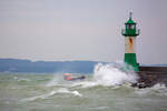 NOTARIUS, das Tochterboot des Seenotrettungskreutzer’s HARRO KOEBKE, bei rauer See vor der Sassnitzer Hafeneinfahrt.