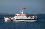 Der Seenotkreuzer SK VORMANN JANTZEN bei der Einfahrt in den Seezeichenhafen Tonnenhafen Wittdün / Amrum am 22.05.2015.	  Die VORMANN JANTZEN als Seenotrettungschiff gehört zur 23,3 m Klasse