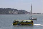 Dieser Amphibien-Bus ist in der Mündung des Tejo vor Lissabon-Belém auf Ausflugsfahrt unterwegs. 10.05.2015