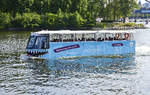 Der »Oceanbus« in Stockholm. Auf der Tour mit dem Amphibien-Bus, die rund 75 Minuten dauert, kann man die Sehenswürdigkeiten der Metropole zu Land und zu Wasser sehen.
Aufnahme: 27. Juli 2017.