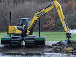 Ein amphibischer Bagger der Holländischen Firma Waterking pausiert Anfang Dezember 2018 am Ruhrufer bei Witten.