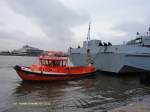 HENRI (H 7019) am 10.1.2012, Hamburg, Elbe, berseebrcke, beim Festmachen der P 281 HMS TYNE, ein Hochseepatrouillenboot der Royal Navy /
Festmacherboot  /
