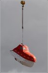 Ein Schiff am Haken. Die NBP VOYAGER (IMO  9505596) hat bei den German Dry Docks in Bremerhaven eingedockt. Der Dockkran hat ihr Freifallrettungsboot an den Haken genommen, um es abzusetzen. 23.03.2016