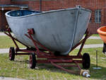 Dieses  einfache  Rettungsboot WARNEMÜNDE ist Teil der Ausstellung im Luftfahrttechnischen Museum Rechlin.