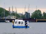 Der Eismann shippert mit seinem Boot im Hafen von Amsterdam;110904