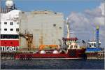 Die HELEN BURNIE (IMO 9627291) ist ein 2012 gebautes Arbeits- und Reparaturschiff. Sie ist 27 m lang, 9 m abreit und hat eine GT von 127. Der Kran kann in kurzer Auslage bis zu 100 t tragen. Hier liegt sie am 23.09.2012 im Hafen von Kirkwall.
