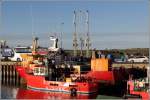 Die ARDLAMONT wurde 1986 als Schlepper gebaut, heute wird sie als Arbeitsschiff von Fischfarmen eingesetzt. Sie ist 12 m lang und 4 m breit. Hier liegt sie am 23.09.2012 im Hafen von Kirkwall im Pckchen mit der TJORNUNES.
