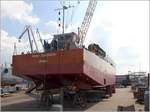 In neuem Gewand: BREMER-STADTPIRATEN ist der Name des ehemaligen Landungsbootes LCM 25 MUSCHEL (A1433) der Deutschen Marine. Es wurde hier schon unter dem Namen LC LANGLÜTJEN vorgestellt (siehe z.B. Bild ID 40183). Hier liegt es am 02.04.2017 in Bremerhaven auf dem Trockenen.