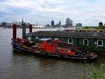 TAUCHER TK4,05108010;(leider keine weiteren Daten gefunden) vegetiert sozusagen in einem Seitenarm in Hamburger-Hafen mit Aussicht zur Elbphilharmonie; 220531