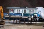 Auch dieses interessante Hausboot mit zwei Auenbordmotoren wird ber Winter am Teltowkanal in Berlin Adlershof zwischengelagert, sehe ich zum ersten Mal auerhalb vom Wasser, so ein Wasserfahrzeug, 14.03.09.    