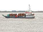 Das Mehrzweckschiff Janssand (Baujahr 1954) bringt einen mit Faschinen beladenen LKW zur ostfriesischen Insel Spiekeroog. Faschinen sind Reisigbündel, die zum Küstenschutz verwendet werden. (15. Mai 2014) 