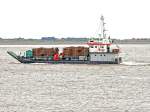 Das Mehrzweckschiff Janssand (Baujahr 1954) bringt einen mit Faschinen beladenen LKW zur ostfriesischen Insel Spiekeroog.