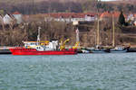 Gewässerüberwachungs - und Ölfangschiff „Strelasund“ (IMO 9246956) und Greenpeace Klipper „Beluga II“ im Sassnitzer Hafen.