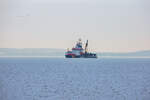 Mehrzweckschiff ARKONA (IMO 9285811) auf der Prorer Wiek im Einsatz als Eisbrecher zur Bergung von losgerissenen Tonnen. - 04.02.2026