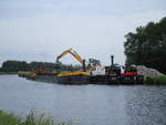 Löscharbeiten im Elbe-Lübeck-Kanal am 04.06.2019 zw. der Schleuse Behlendorf und der Donnerschleuse in Neu-Lankau. Der Schwimmgreifer Hude (05041670 , 36,18 x 9,66m) löscht Schotter vom Leichter KDP-2 (08358002 , 49 x 8,20m).  