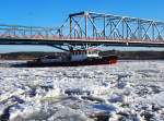 Der Eisbrecher Kietz vom WSA Eberswalde beim Eisaufbruch auf der Oder unter der Straßenbrücke bei Schwedt.Foto 09.01.2016