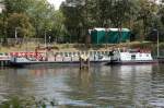 Dieser Schubverband liegt an der Schleuse Pltzensee am Hohenzollernkanal in Bereitschaft, es ist das Schubschiff RALLE + DP 4122 vom WSA Berlin (Wasser- und Schifffahrtsamt Berlin), u.a. mit der Aufgabe der Bojenverlegung in Berliner Gewssern, 30.08.09.