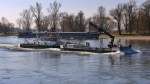 Arbeitsschiff  Schwarzach  (05042250) mit Schubleichter  OP 4410  (05044100) vom WSA Regensburg auf Bergfahrt bei Winzer/Donau. Dahinter liegt das havarierte GMS  Getan  (04401210) auf der Kiesbank. 10.03.2014
