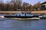 Arbeitsschiff  Schwarzach  (05042250) vom WSA Regensburg auf Bergfahrt bei Winzer/Donau. 10.03.2014