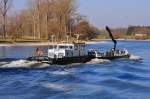 Arbeitsschiff  Schwarzach  (05042250) mit Schubleichter  OP 4410  (05044100) vom WSA Regensburg auf Bergfahrt bei Winzer/Donau. 10.03.2014