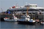 Die rechts zu sehende LUMME ist eine Motorschiff des WSA Tönning. Die LUMME ist 15,47 m lang und 4,50 m breit. Das Schiff wird für verschiedene Aufgaben wie Personen- und Materialtransporte, Kontrollfahrten usw. eingesetzt. Heimathafen ist Helgoland. Links im Bild ist der Forschungskutter AADE des Alfred-Wegener-Instituts zu sehen. 14.05.2018