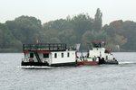 Das SB Molch (05033770 , 10,90 x 5,10m) vom WSA Brandenburg schob am 17.10.2016 das Arbeitsschiff DP 3877 (13,36 x 4,50m) und das Wohnschiff WS 3639 (17,03 x 5,10m) im Weißer See (UHW) zu Berg.