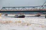 Eisbrecherflotte durchbricht das Eis der Oder am 1.2.2014 an der Straßenbrücke bei Schwedt.