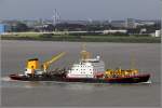 Die 1978 gebaute NORDSEE (IMO 7504108) des WSA Wilhelmshaven am 01.09.2013 auf der Weser H�he Bremerhaven. Dieser Saugbagger ist 131,75 m lang, 23,00 m breit, hat eine GT von 8.817 und eine DWT von 12.723. Die drei Maschinen leisten insgesamt 9.285 kw. Heimathafen ist Wilhelmshaven.