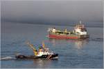 Der Tonnenleger NORDERGR�NDE (IMO 9641778) und der Bagger FREEWAY (IMO 9691682) begegnen sich vor einer morgendlichen Nebelbank auf der Weser. 23.06.2020