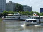 Die MS Oberrhein bei leichtem Hochwasser vor dem Museumsschiff  Mannheim  auf dem Neckar in Mannheim im Juli 2009.