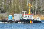 Schifffahrtspolizeiboot OSTE und Deckprahm DP 1043 am 25.02.2021 auf der Trave bei Lübeck