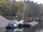 Schubboot 3182 Pelikan der WSV , 10.56 x 5.08 , am 24.10.2011 in der Hohensaaten-Friedrichsthaler Wasserstrasse nahe Teerofenbrcke mit seinen Arbeitsgerten.  