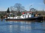 Eisbrecher Seelöwe (22 x 5,10) vom WSA Berlin liegt am 20.03.2014 nach nur kurzem  Wintereinsatz  an der  alten  Schleuse Berlin-charlottenburg in der Spree.