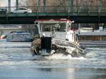 Eisbrecher Seelöwe (05028840 , 22 x 5,10m) am 03.03.2018 auf der Spree in Berlin-Charlottenburg nach dem Unterqueren der Schloßbrücke auf Talfahrt.