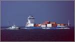 Die DALSLAND und das Zollschiff GLCKSTADT haben bei der Einfahrt in die Elbmndung den Leuchtturm Groer Vogelsand passiert. Scan eines Dias vom Sommer 2004.