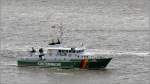 Der Zollkreuzer JADE während der Parade anlässlich des 150. Geburtstages der DGzRS in Bremerhaven. Sie ist 28,62 m lang, 6,20 m breit und hat einen Tiefgang von 1,65 m. Die drei Maschinen leisten je 825 kw, zusammen also 2.475 kw, die eine Geschwindigkeit von 26 kn ermöglichen. Heimathafen ist Wilhelmshaven.