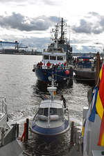 Das zum Zollboot PRIWALL gehörende Tochterboot BUCHHORST hat soeben das  Mutterboot  verlassen.