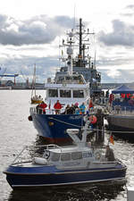 Das zum Zollboot PRIWALL gehörende Tochterboot BUCHHORST vor dem Polizeiboot FALSHÖFT.