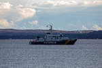 Zollboot KNIEPSAND (IMO.: 9109067) ankert zwischen Mukran und Prora.