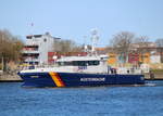 das Zollboot Darss beim Einlaufen am 19.04.2020 in Warnemünde.