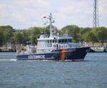 Zollboot Hiddensee mit neuen blauen Farbanstrich beim Auslaufen am Mittag des 16.05.2020 in Warnemünde.