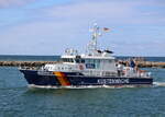 Zollboot HIDDENSEE beim Einlaufen am 15.08.2021 in Warnemünde.