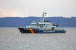 Zollboot KNIEPSAND (IMO 9109067) ankert vor Mukran.