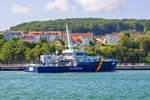 Zollschiff 13009 (IMO 13009) mit noch abgeklebten Namen FEHMARN anlegend im Sassnitzer Hafen. - 16.06.2025